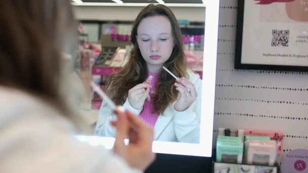 Kosmetikladen Geschäft Wird Lippenstift Für Lipgloss Ausgewählt Junges Mädchen Entscheidet — Stockvideo