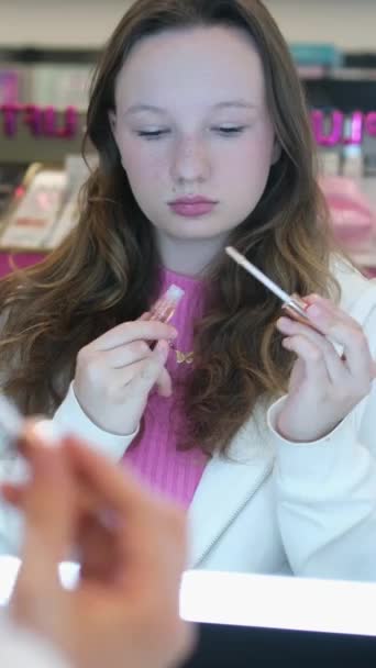 Kozmetikai Üzlet Üzletben Rúzs Mintát Választanak Szájfény Fiatal Lány Úgy — Stock videók