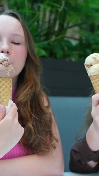 Nastolatki Dwie Dziewczyny Przyjaciółki Jedzące Lody Parku Centrum Handlowym Rude — Wideo stockowe
