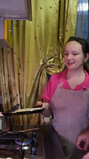 Krepleri Evde Kızartma Tavasında Pişir Hamuru Kızartma Tavasına Dök Çevir — Stok video
