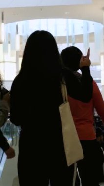 Sephora, büyük bir alışveriş merkezinin kozmetik mağazasının farklı markalarını boyuyor. Kadınlar kişisel bakım için güzel güzellik salonlarını seçiyor. Yüksek kalite Vancouver Kanada British Columbia 01.02.2024