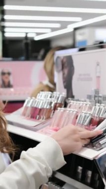 Sephora, büyük bir alışveriş merkezinin kozmetik mağazasının farklı markalarını boyuyor. Kadınlar kişisel bakım için güzel güzellik salonlarını seçiyor. Yüksek kalite Vancouver Kanada British Columbia 01.02.2024