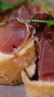 Pinchu, genellikle kuzey İspanya 'da geleneksel olarak ve özellikle popüler Bask ülkesi Navarre, La Rioja, Cantabria ve Asturias' ta yenen küçük bir aperatiftir. Kırmızı balık ve peynirli çörek.