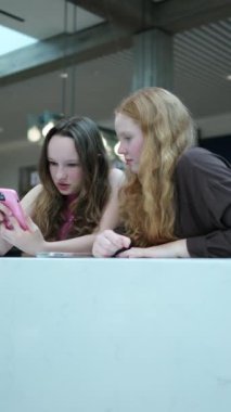 Mola sırasında koridordaki akıllı telefonu kullanan çok ırklı okul arkadaşları. Çeşitli liseli kızlar derslerden sonra cep telefonlarıyla internette sörf yapıyorlar. Yüksek kalite