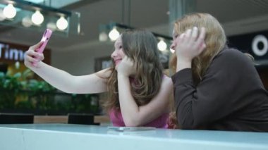 Web kamerası görüntülerini kapatın. Orta yaşlı kızların el kameralarına bakın. Gülümseyin, el hareketlerini gösterin. Aile eğlencesi, eğlence modern teknoloji, video blogları.