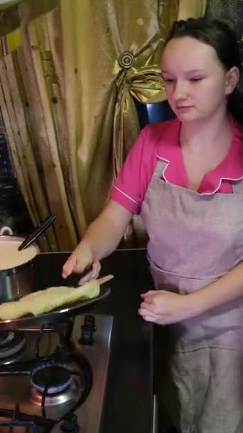 Cozinhe Panquecas Casa Frigideira Despeje Massa Frigideira Jogando Virando Panqueca — Vídeo de Stock