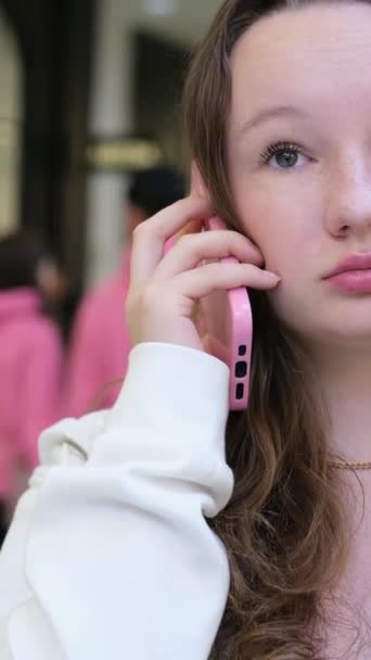 Joven Adolescente Hablando Por Teléfono Una Gran Tienda Supermercado Del — Vídeo de stock