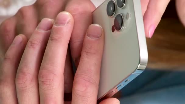 Невідомі Люди Руки Людей Чоловік Жінка Телефоном Дивиться Вирішення Проблем — стокове відео