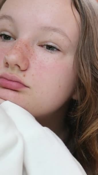 Szomorúság Szomorú Unalom Fiatal Tizenéves Lány Kávézóban Egyedül Támaszkodik Kezét — Stock videók