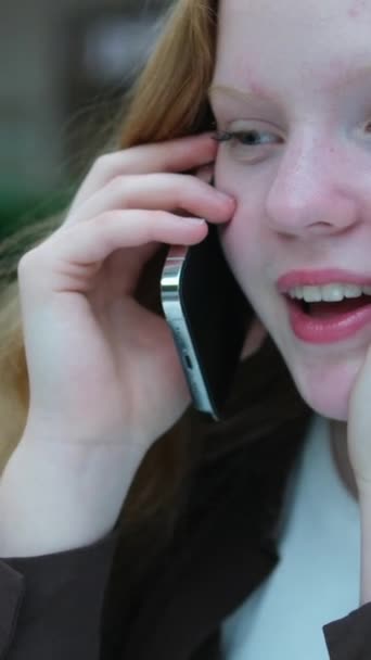 Telefonda Konuşan Genç Bir Kız Yüzüne Yakın Çekim Yüksek Kalite — Stok video
