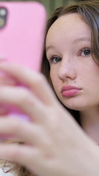 Jeune Fille Dans Mall Prend Selfie Redresse Les Cheveux Photographie — Video