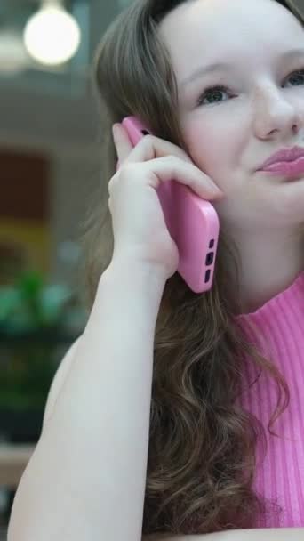 Портативный Крупный План Счастливой Женщины Говорящей Мобильному Телефону Через Перила — стоковое видео