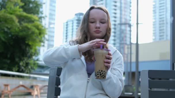 Güzel Kız Bir Kafede Pipetten Meyve Suyu Içiyor Köpüklü Çay — Stok video