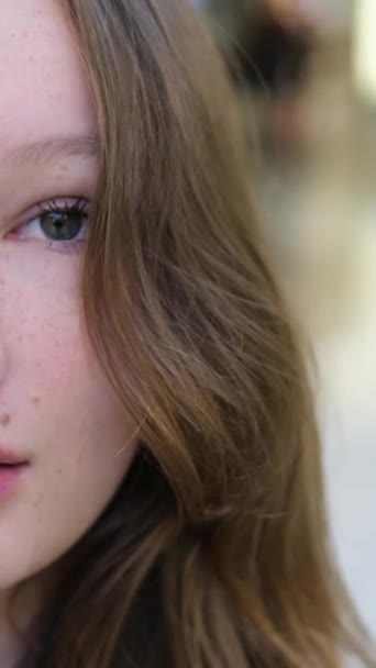 Здивоване Обличчя Красивої Молодої Дівчини Підлітка Різні Емоції Позитивні Негативні — стокове відео