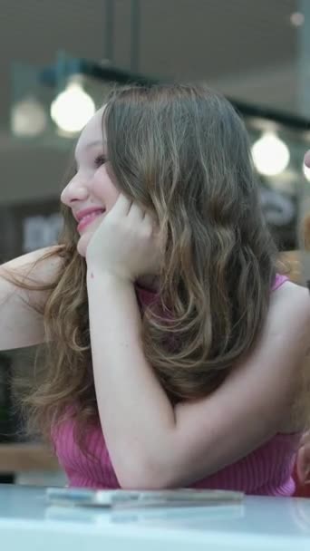 Nærbilde Webkamera Visning Ansikter Middelaldrende Tenåringer Jente Hold Enhet Smile – stockvideo