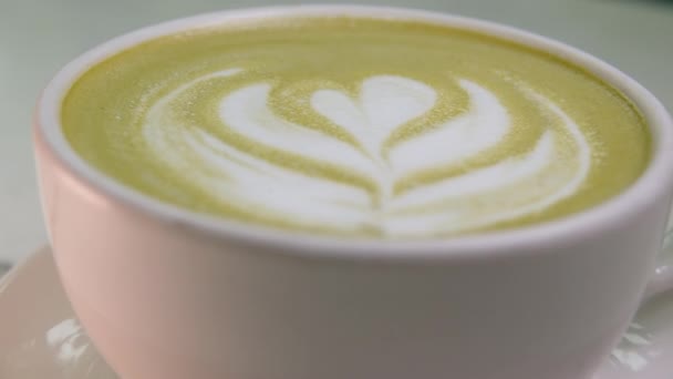 Маття Напиток Белой Чашке Крупным Планом Рисунок Зеленом Чае Молоком — стоковое видео