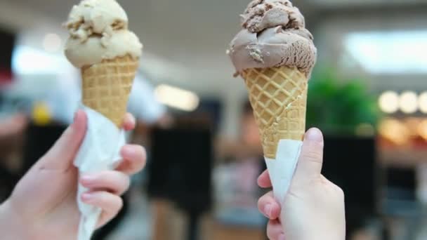 쇼핑몰의 배경에 아이스크림 소통의 맛있는 디저트를 갈색과 디저트와 클링크 — 비디오
