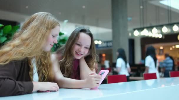 亚洲女孩和朋友德泰族在百货商店里拿着智能手机自拍 高质量的4K镜头 — 图库视频影像