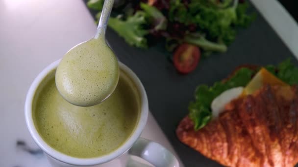 Deliciosa Bebida Espuma Matcha Con Una Cuchara Recoger Verde Saludable — Vídeos de Stock