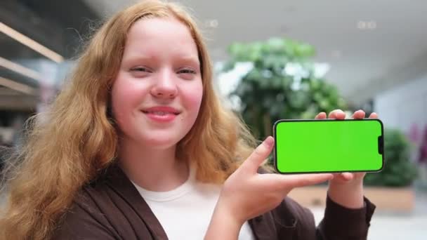Gelukkig Glimlachend Gember Tienermeisje Tonen Telefoon Met Groene Scherm Chroma — Stockvideo