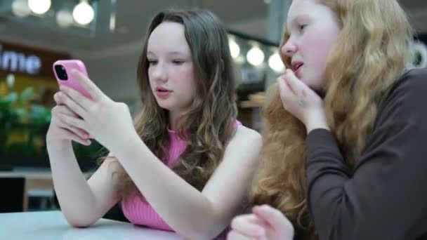 Namoradas Escola Multiétnica Usando Smartphone Corredor Durante Intervalo Diversas Alunas — Vídeo de Stock