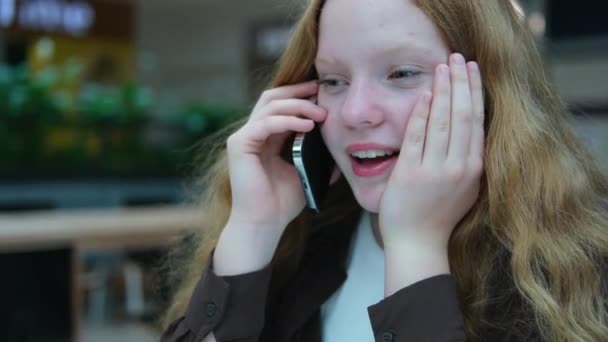 Telefonda Konuşan Genç Bir Kız Yüzüne Yakın Çekim Yüksek Kalite — Stok video