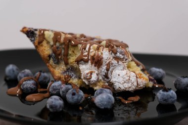  Talerka 'da pudra şekerli Charlotte' un iştah açıcı bir parçası. Yüksek kalite fotoğraf