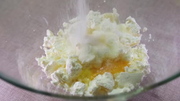 厨师通过筛子把面粉倒入一个碗里 碗里有糖 一个生蛋 自制的农家奶酪 制作凝乳煎饼的过程 高质量的4K镜头 — 图库视频影像