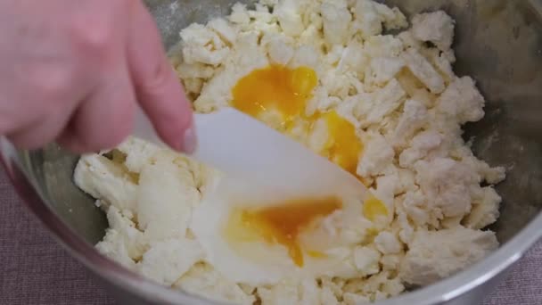 Una Mujer Revuelve Requesón Con Una Espátula Cocinando Tortitas Requesón — Vídeo de stock
