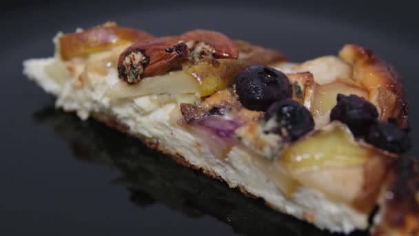 真珠とチーズのタルト パフペストリー パフペストリー ブルーチーズ ハチミツ ミニタルタルト コンクリートの背景にハチミツ ハチミツ — ストック動画