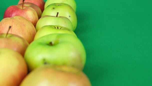 市场上新鲜的苹果非常健康 高质量的苹果不可能登出绿色底色复制空间的广告 — 图库视频影像