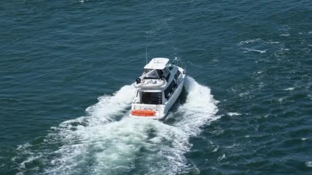 Jacht Vaart Zee Snijdt Door Golven Bovenaanzicht Schip Beweegt Oceaan — Stockvideo