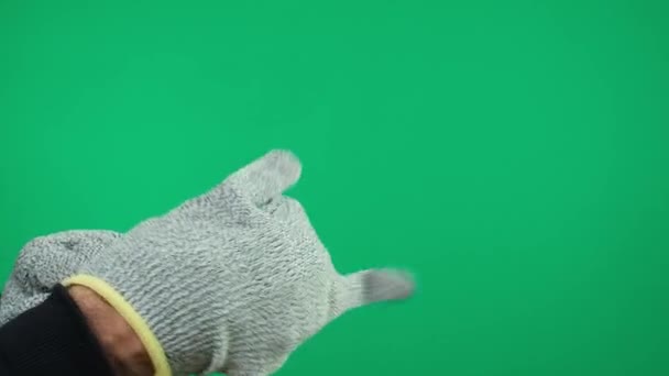 Een Groene Achtergrond Mannelijke Handen Dragen Beschermende Grijze Werkhandschoenen Reclame — Stockvideo