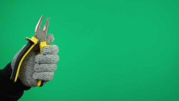 Hand Hloding Gelbe Zange Isoliert Und Mechanische Handschuhe Hochwertige Werbung — Stockvideo