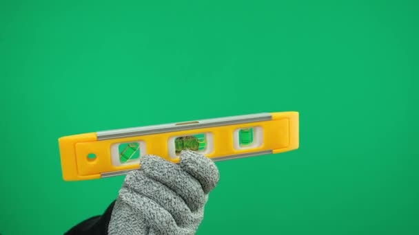 Byggnadsnivå Hand Handskar Håller Gul Byggnad Nivå Reklam Grön Bakgrund — Stockvideo