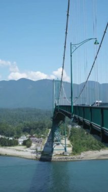 Vancouver City Lions Gate Köprüsü Trafiği, Dağlar, Park Yaz Günü namaz kılan demir yapı güneş parlıyor Pasifik Okyanusu manzaralı Stanley Park uçakları