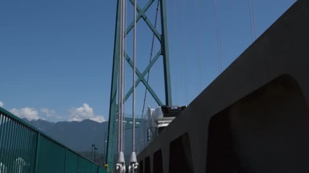 Vancouver City Lions Gate Bridge Traffic Mountains Park Summer Day — Stockvideo