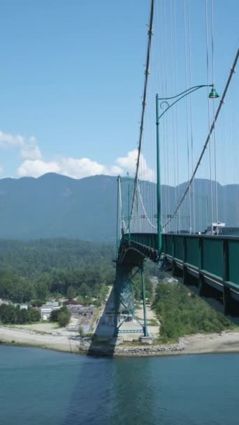 Vancouver City Lions Gate Bridge Tráfico Montañas Parque Día Verano — Vídeo de stock