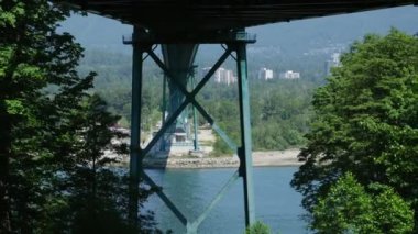 Vancouver City Lions Gate Köprüsü Trafiği, Dağlar, Park Yaz Günü namaz kılan demir yapı güneş parlıyor Pasifik Okyanusu manzaralı Stanley Park uçakları