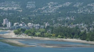 Vancouver City Lions Gate Köprüsü Trafiği, Dağlar, Park Yaz Günü namaz kılan demir yapı güneş parlıyor Pasifik Okyanusu manzaralı Stanley Park uçakları
