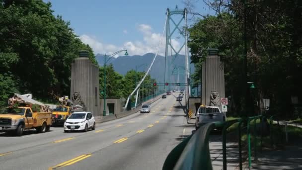 Vancouver City Lions Gate Bridge Tráfico Montañas Parque Día Verano — Vídeos de Stock