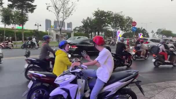 在新年前夕 街上的人们骑摩托车开车兜风 越南胡志明市02 2024 — 图库视频影像