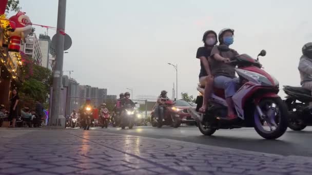 Saigon Mensen Straat Motorrijders Motorfietsen Auto Avond Voor Nieuwjaarsviering Tet — Stockvideo