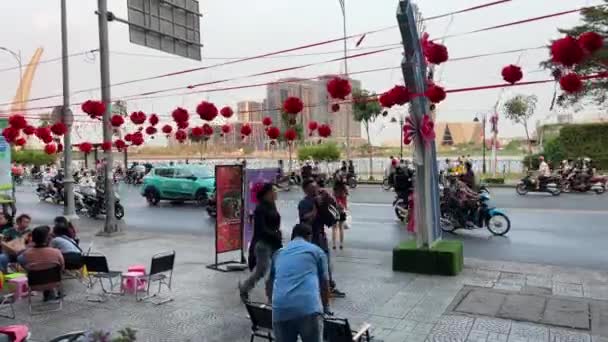 在新年前夕 街上的人们骑摩托车开车兜风 越南胡志明市02 2024 — 图库视频影像