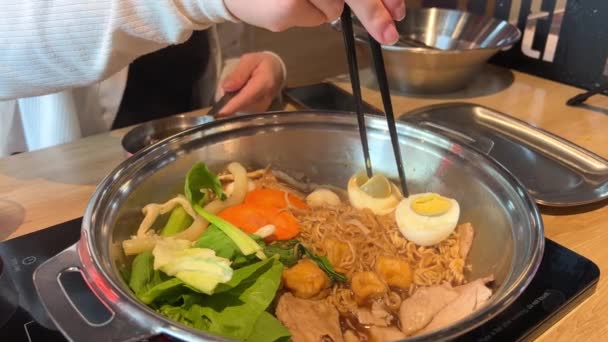 Sukiyaki Japońskie Jedzenie Smażony Bekon Warzywa Czarnym Suszonym Sosie Rybnym — Wideo stockowe