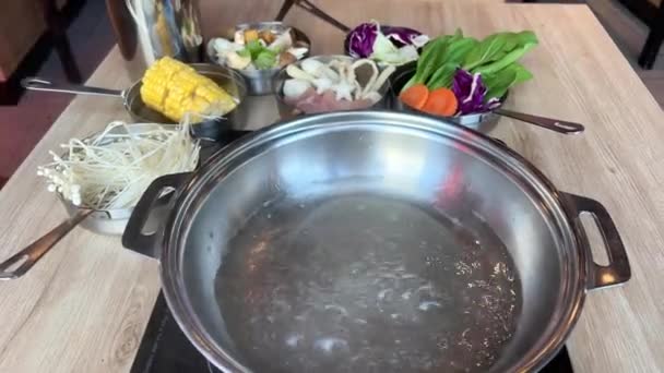 베트남 된장국 레스토랑 재료에 야채와 고기와 맛있는 난로에 버미셀리 국수를 — 비디오