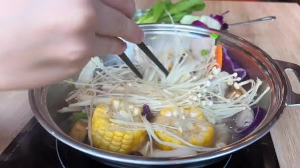 에노키 버섯과 다양한 해산물 요리가 구워지고 있습니다 고품질 — 비디오
