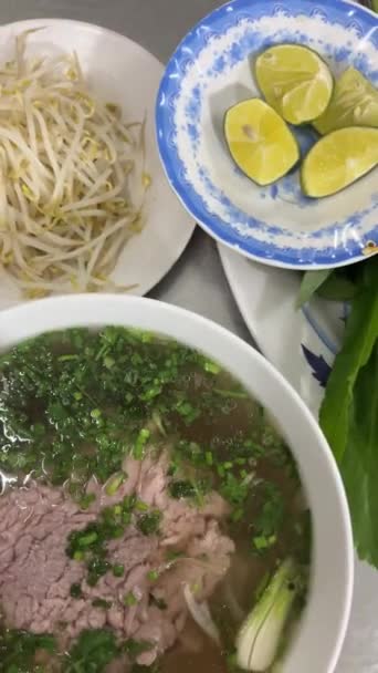 Quelqu Qui Mélange Les Ingrédients Dans Une Soupe Vietnamienne Fait — Video