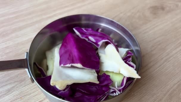 紫のキャベツをスライスする男の手のクローズアップショット 鋭いナイフ 健康的な食べ物 家庭料理 ベジタリアン食品 ビタミン豊富な野菜で野菜を小さな部分に切断する 4Kについて — ストック動画