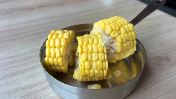 将蒸熟的玉米芯放在盘子里的甜玉米和种子上 在厨房里的饭桌上 把甜黄玉米和热玉米放在盘子里 高质量的4K镜头 — 图库视频影像